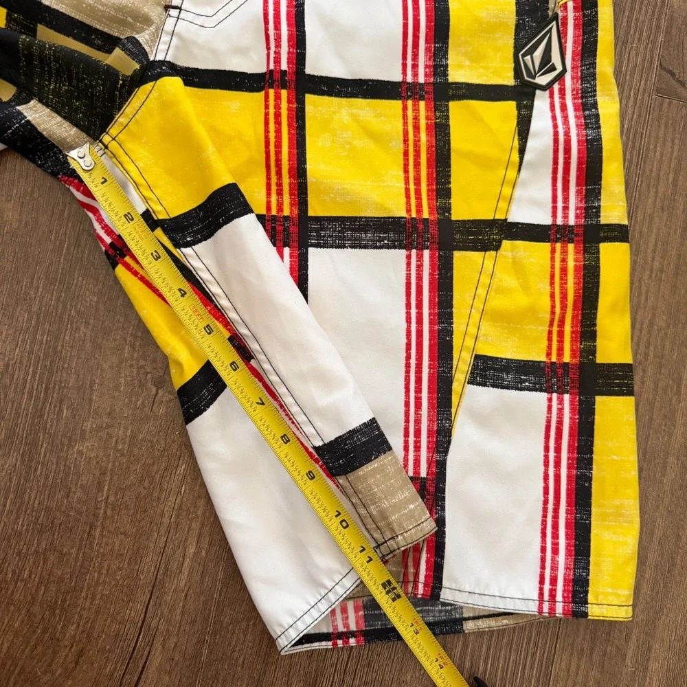 Volcom Board Shorts Mens 32 Yellow Plaid Cargo Pocket Swim Trunks Graphic Surf